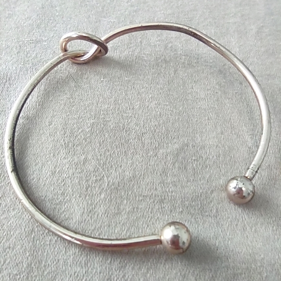 Thin silver knot bracelet - Picture 2 of 2